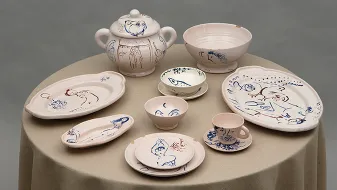 Le service de mariage d’Ida Chagall, une création en blanc et bleu de l’atelier Madoura.
