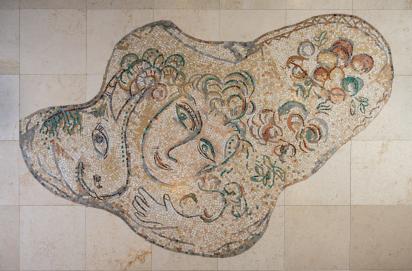 Pavement 12 pour le hall d'entrée de la Knesset, Jérusalem : Visage au sourire et animal, 1964 - 1966, Mosaïque de Marc Chagall