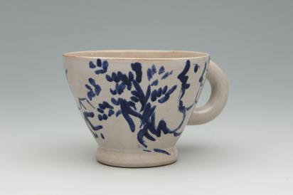 Service de mariage d’Ida Chagall : tasse 2 : Deux profils aux fleurs, 1951, Céramique de Marc Chagall