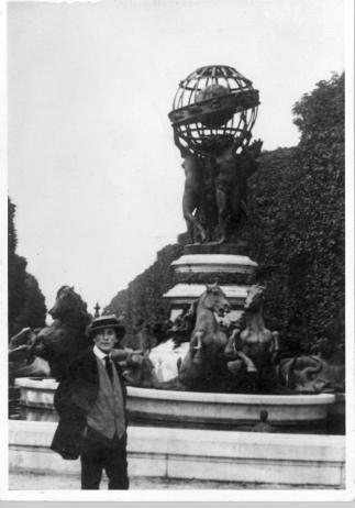 Marc Chagall pose devant la fontaine de l'observatoire de Paris