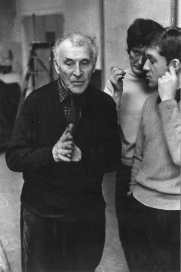 Marc Chagall, mains jointe, Brigitte Simon et Charles Marq. Tous trois sont debout.