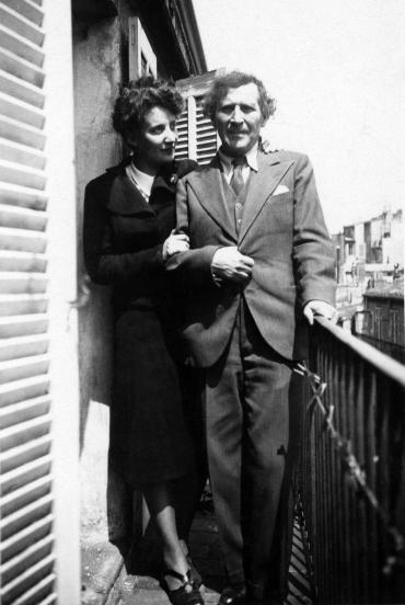 Marc Chagall, sur un balcon, accoudé à la rambarde avec sa fille Ida.