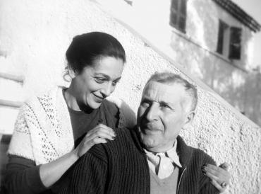 Valentine Brodsky, dans le dos de Marc Chagall, pose les mains sur ses épaules en lui souriant.