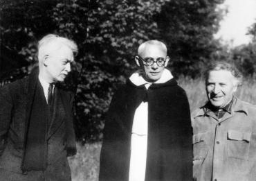 Marc Chagall souriant discute avec le père Marie-Alain Couturier en habit et Jacques Maritain.