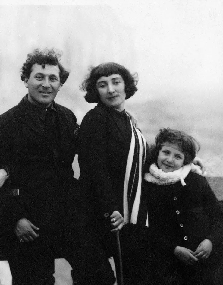 Marc, Bella et Ida Chagall posent en souriant.