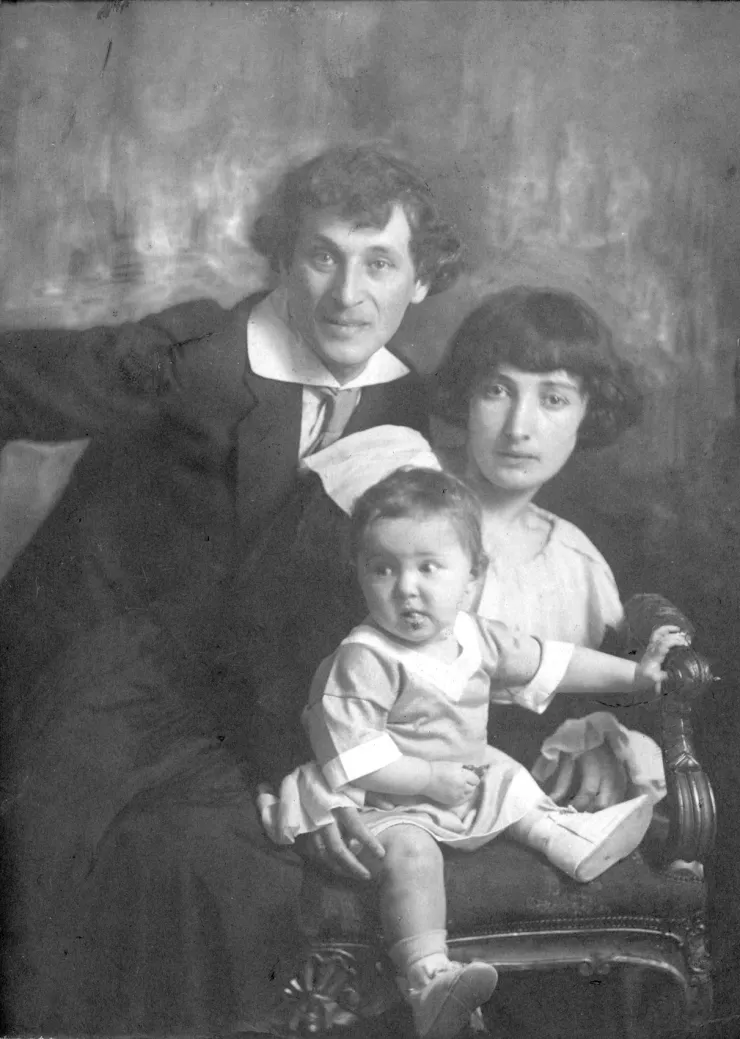 Marc et Bella Chagall posent avec leur bébé Ida.