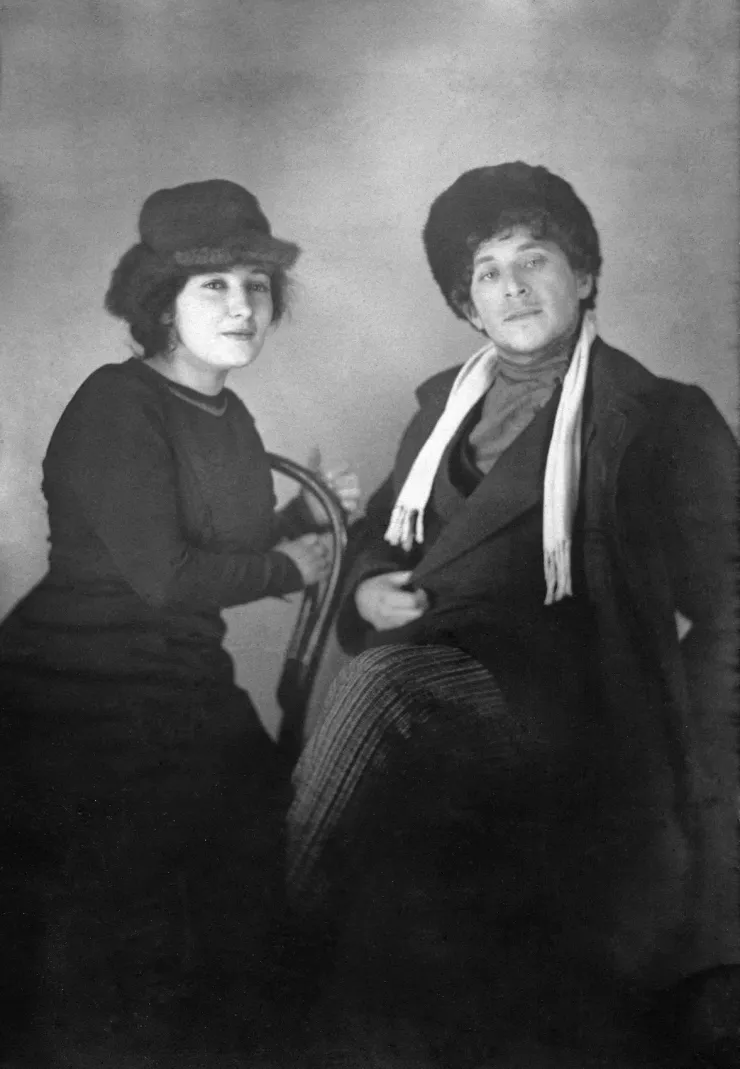 Marc Chagall et Bella Rosenfeld, jeunes adultes, portent des chapeaux de fourrure.