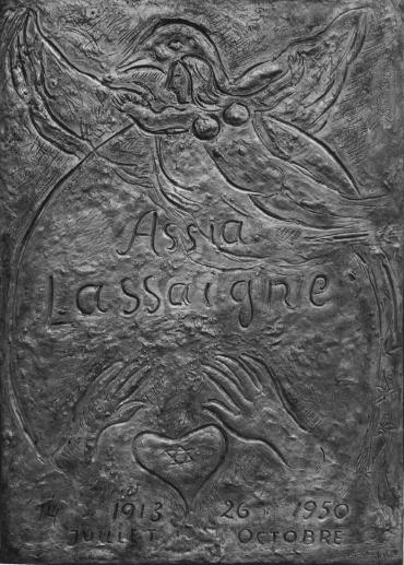 Plaque funéraire pour Assia Lassaigne, circa 1950, Sculpture de Marc Chagall