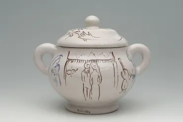 Service de mariage d'Ida Chagall : soupière : Mariés au coq fleuri, 1951, Ceramic by Marc Chagall